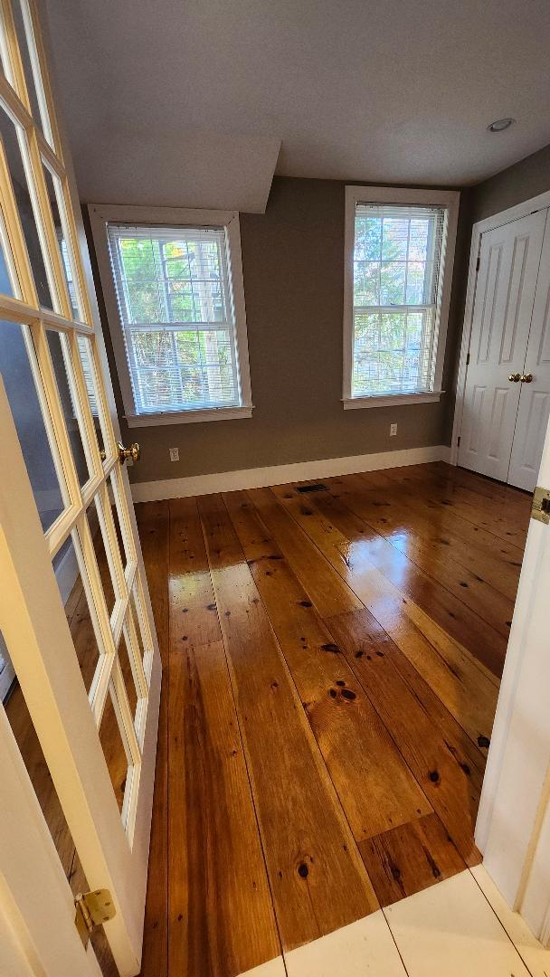 Dormitorio con puertas francesas - 59 Prospect St Unidad 1