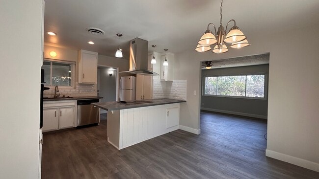 2960 Cabrillo Dr