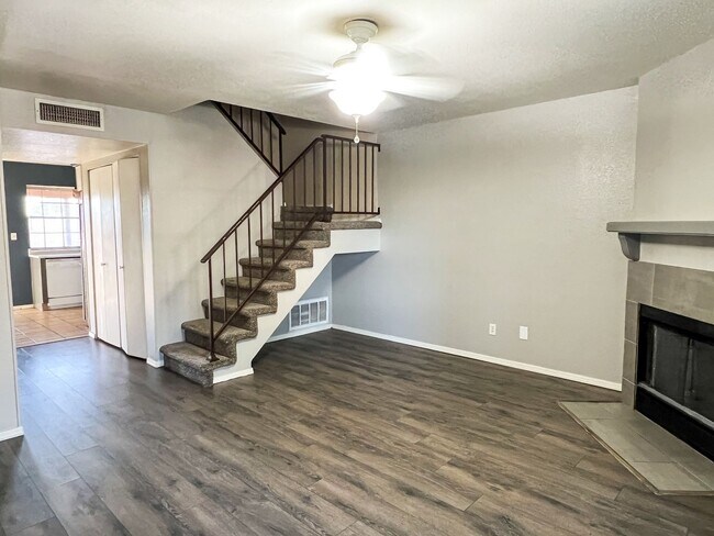 Photo - MOVE IN SPECIAL! Updated 2 Bed/2.5 Bath Townhome in Great West Phoenix Location