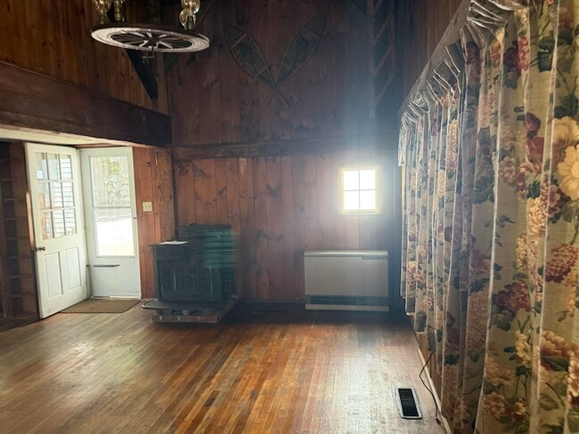 Photo - 572 S Main St
