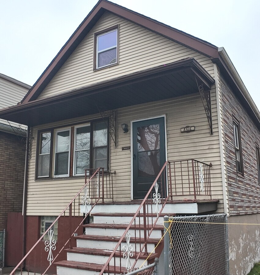 Photo - 8516 S Escanaba Ave