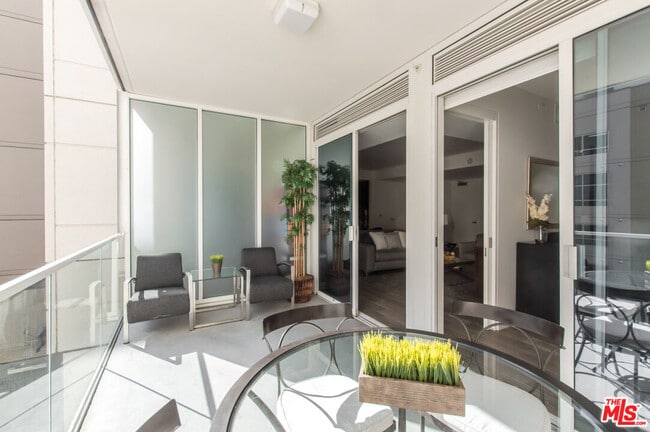 Building Photo - 6250 Hollywood Blvd Unit 4L