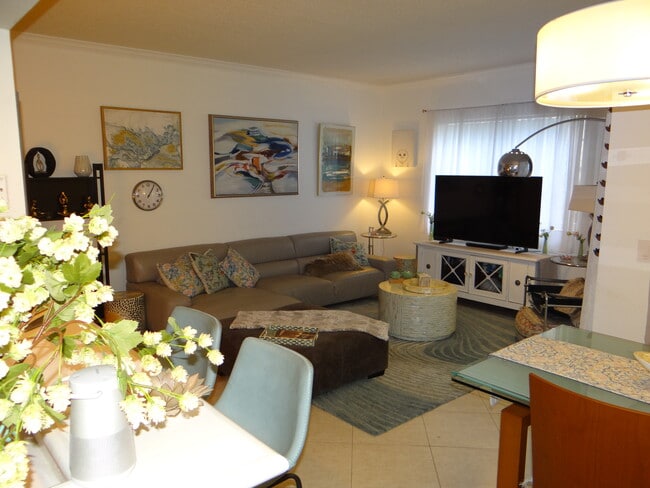 Building Photo - 3125 NE 184th St Unit 1101