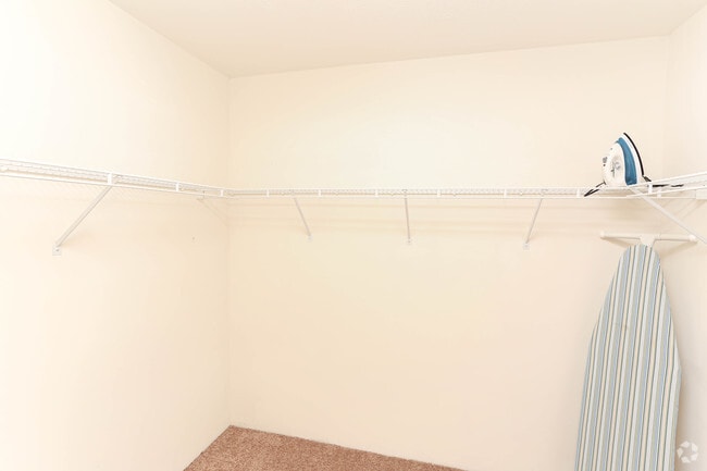 1BR, 1BA - 700 SF - Walk In Closet