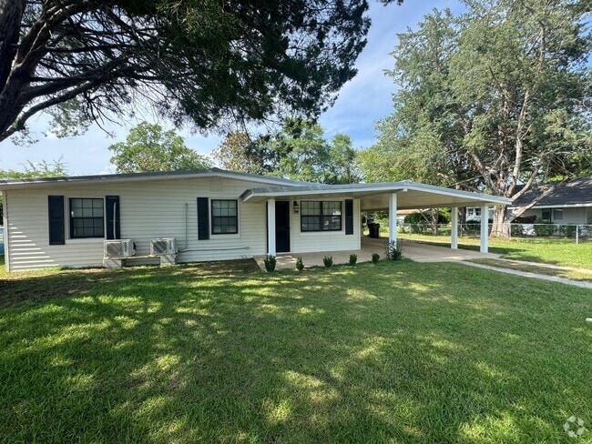 Building Photo - 3 Bedroom 2 Bathroom Home in Chipley FL