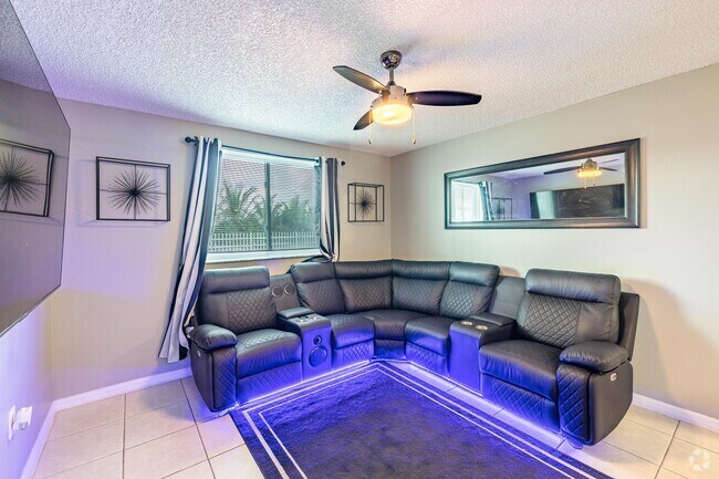 2BR, 2BA - 833SF - Living Room