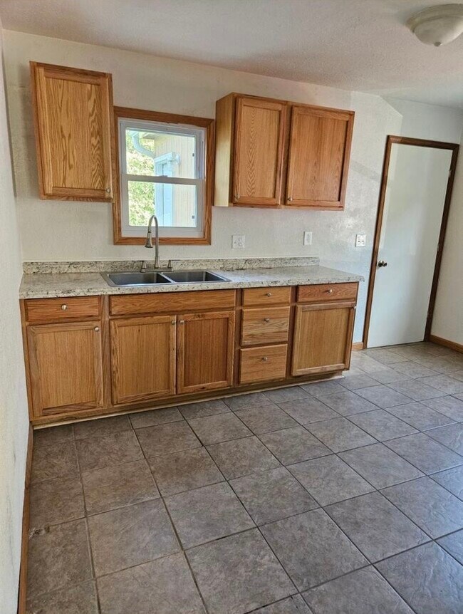 Photo - 647 S Nettleton Ave