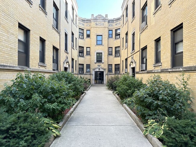 Building Photo - 546 W Belden Ave Unit 303C
