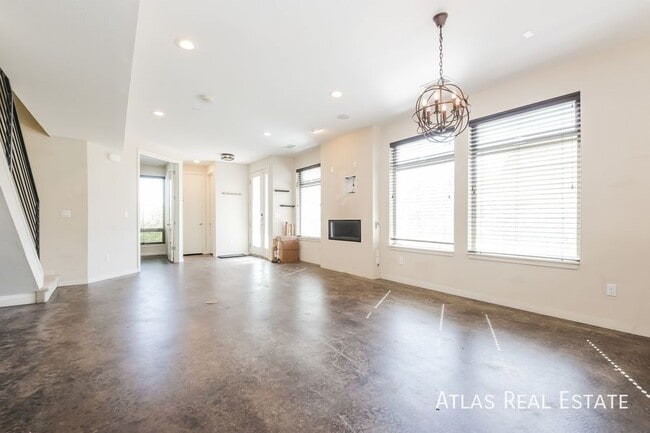 Photo - 3359 Mariposa St