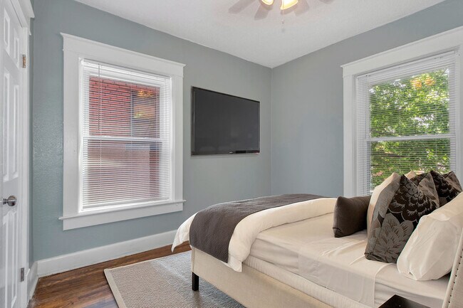 Photo - 2710 Holmes St