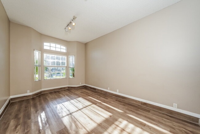 Photo - 984 Lake Breeze Dr