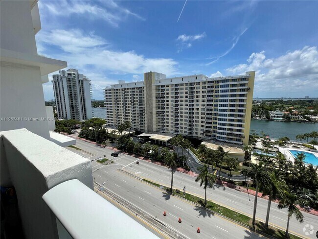 Building Photo - 5601 Collins Ave Rental