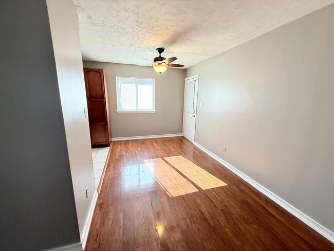 Photo - 1325 Longfellow Dr