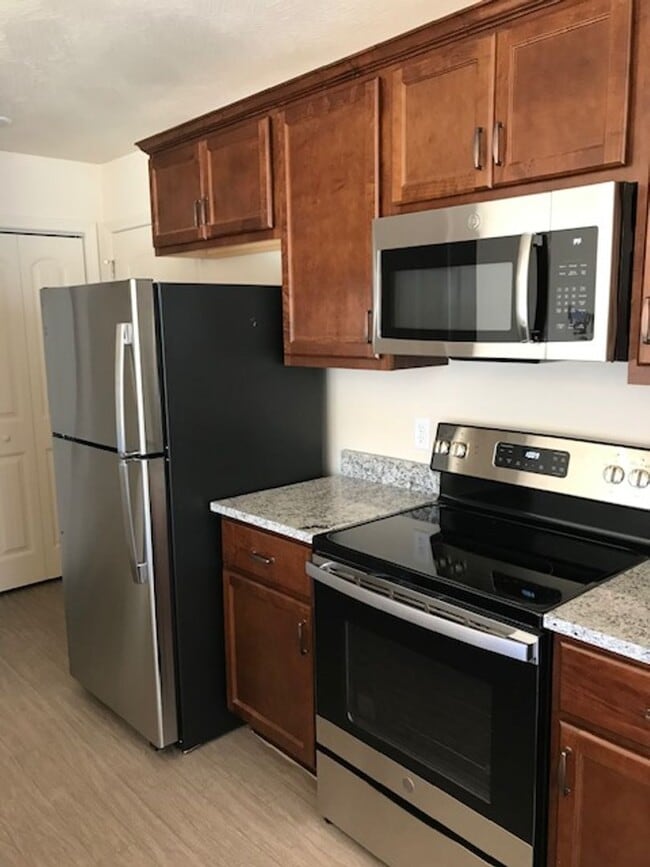 Building Photo - 3 Bedroom 2 Bath 2 Car Garage For Rent in Branson MO