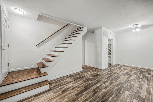 Photo - 830 Threadneedle St Unit 228