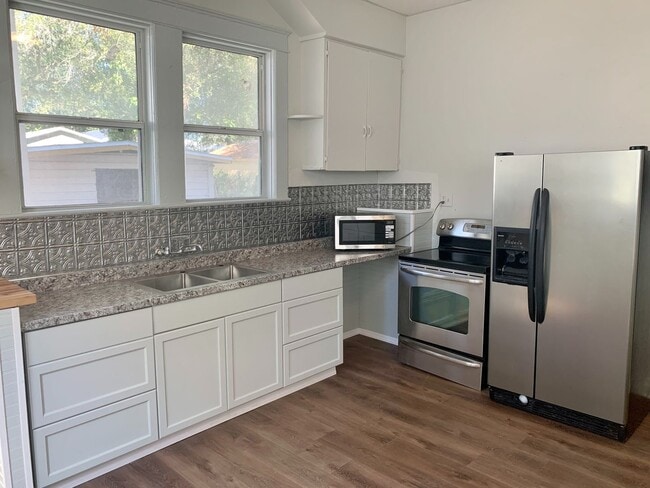 Photo - SPACIOUS 3 BEDROOM 1.5 BATHROOM APARTMENT ...