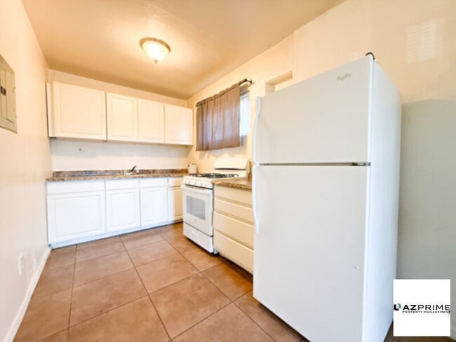 Photo - 2/1 Charming Corner Apartment in Glendale!
