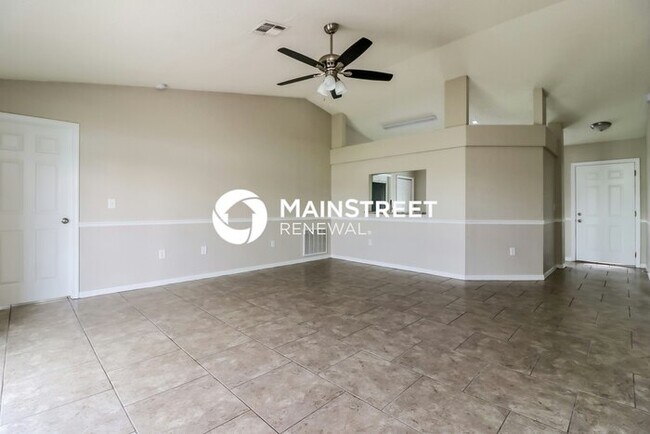 Photo - 3 Bedroom Pet-Friendly Home in Lakeland, FL with Main Street Renewal