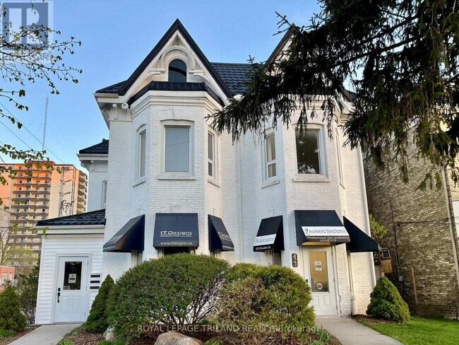 Photo - 425 Dundas St