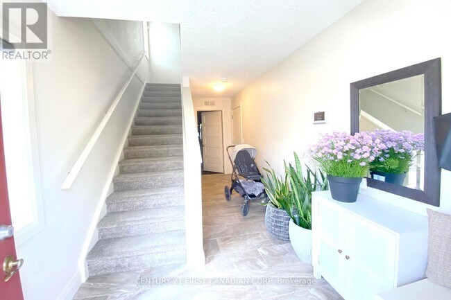 Photo - 1040 Coronation Dr