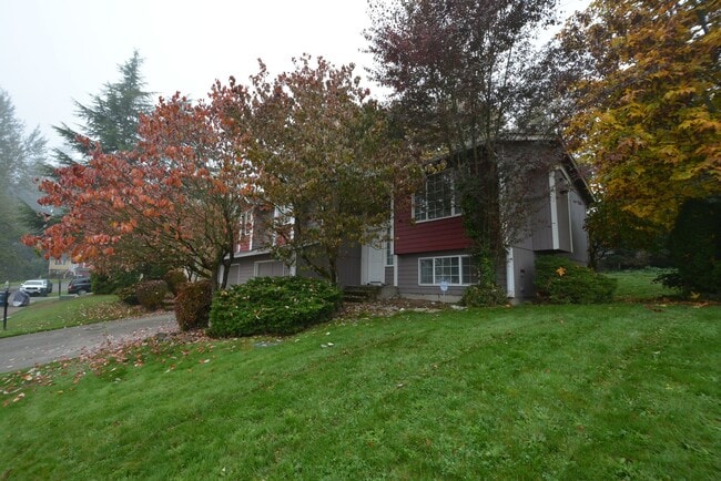 Building Photo - Charming, Clean Unit in Duplex*****COMING SOON***