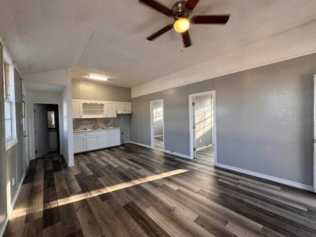 Photo - 611 E Garza St