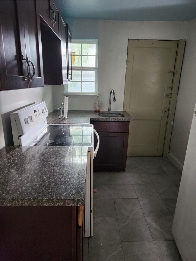 Building Photo - 2312 Bleker St Rental