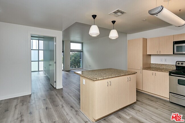 Photo - 630 W 6th St Condo