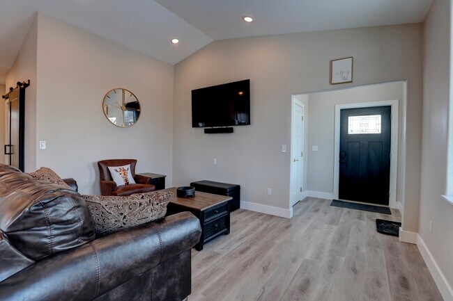 Photo - 855 Lincoln Dr