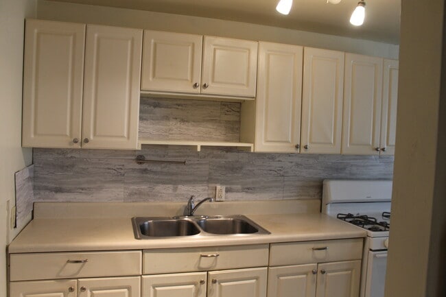 Building Photo - 457 W 8th St Unit 1