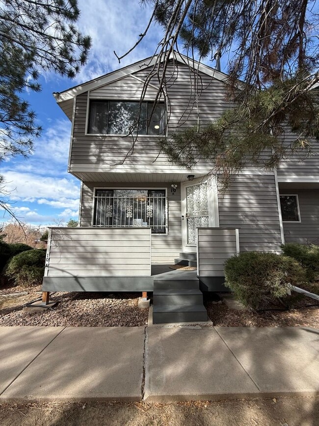 Building Photo - Welcome home to this beautifully updated townhome in the highly desirable Chesapeake Bay community!