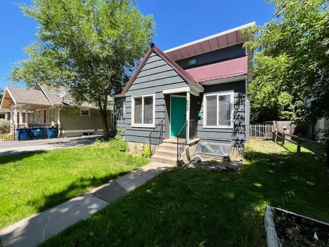 Building Photo - Newly Renovated Daylight Basement Duplex Apartment in Amazing Location! Unit B