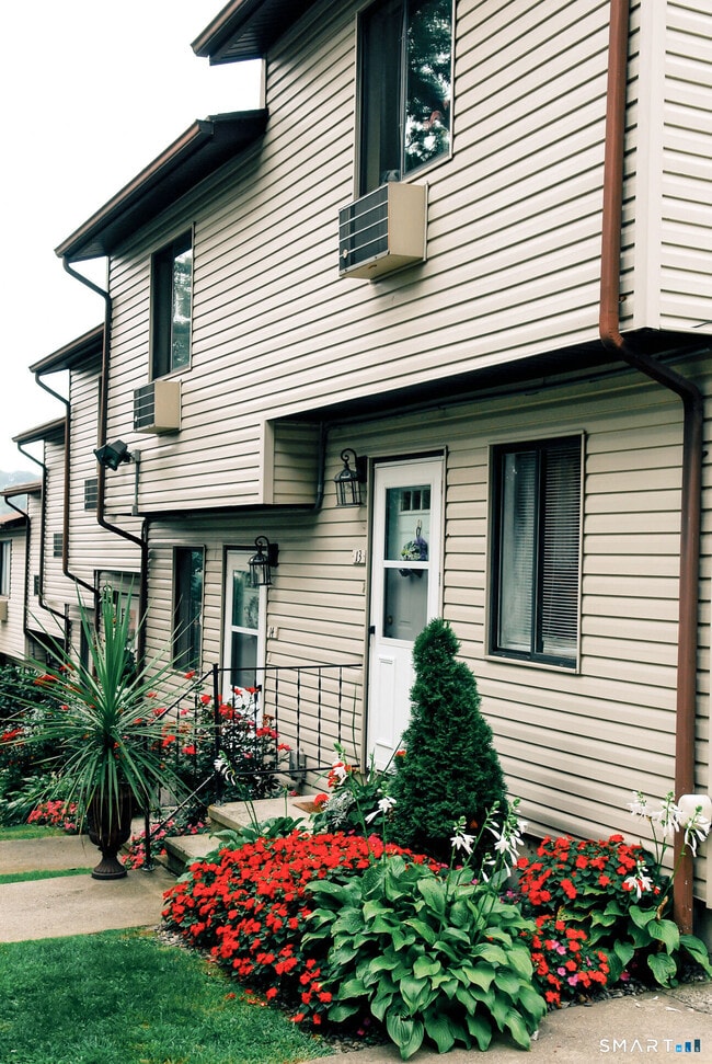 Building Photo - 13 Santangelo Terrace Unit 13