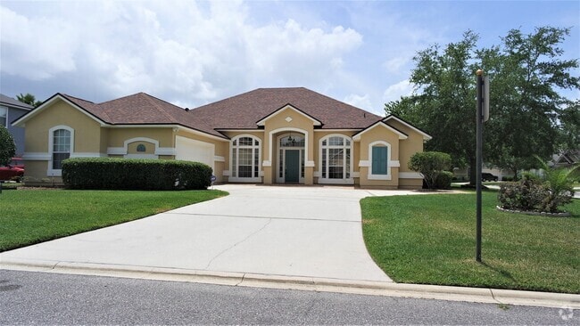 Building Photo - Fall Head Over Heels for this 4 bedroom, 3... Rental