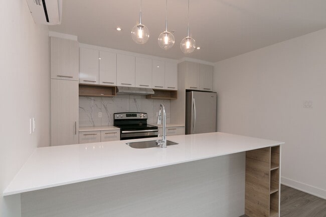 Building Photo - 9675 Av. Papineau Unit 222