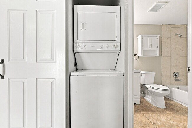 Photo - $1,195.95 1 bed, 1 bathroom, located in Aurora with a washer and dryer. Unit D