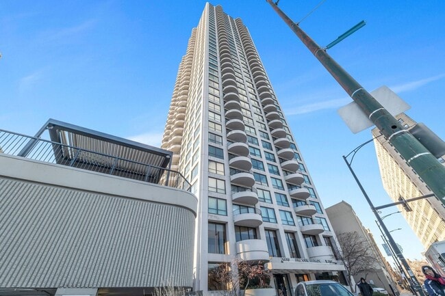 Building Photo - 2020 N Lincoln Park W Unit 30L