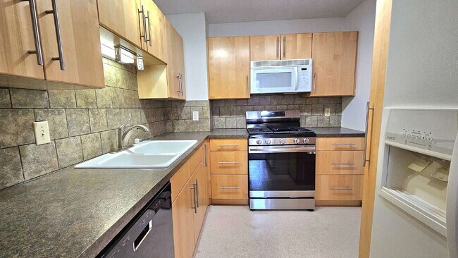 Photo - "Charming 3-Bed Townhouse with 2 Full Baths and Spacious 1,492 Sq Ft in Maple Grove!"