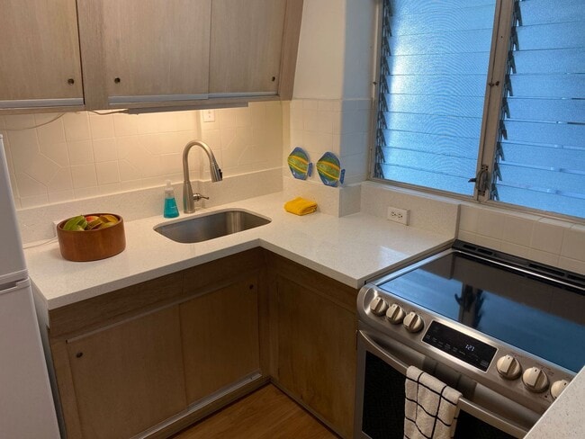 Building Photo - Central location! 1 bedroom, 1 bath, 1 parking. - Pet Possible - Available Now! Unit 21