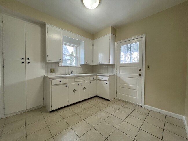 Photo - 5233 Anthony St