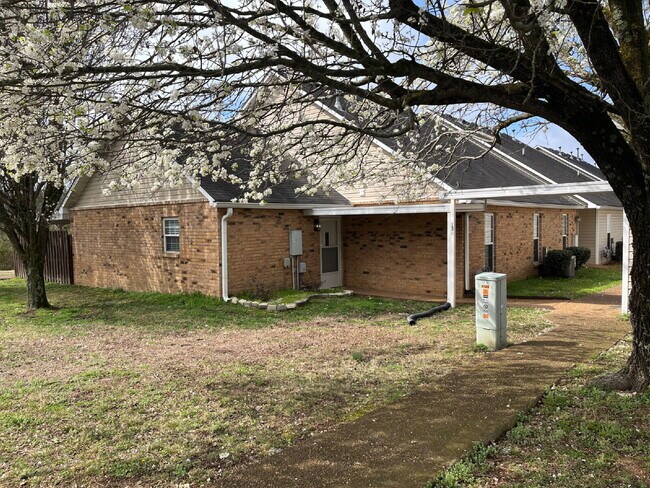 Building Photo - 135 Lake Chateau Dr