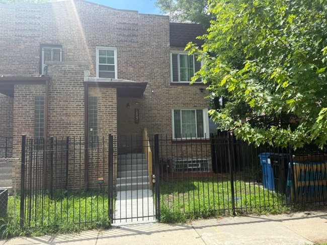 Photo - 1653 E 70th St Townhome