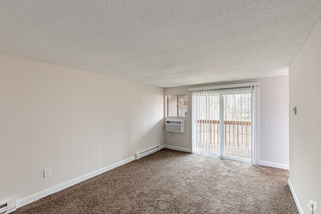 1 BD, 1 BA (700sqft) - Living Room