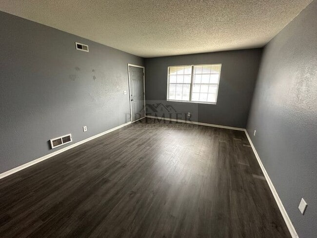 Photo - 305 N 3rd St