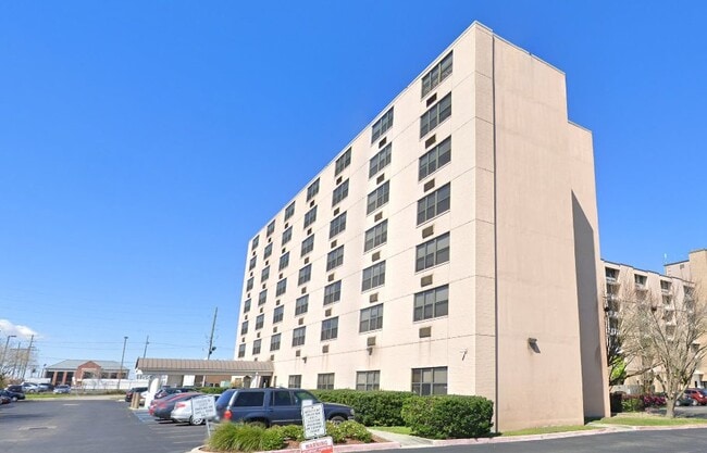 Building Photo - 2301 Idaho Ave Unit #2301