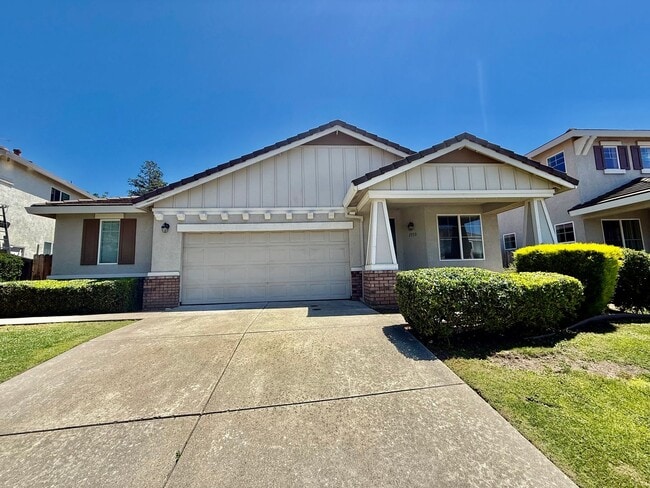 Building Photo - Beautiful home near Woodcreek high school