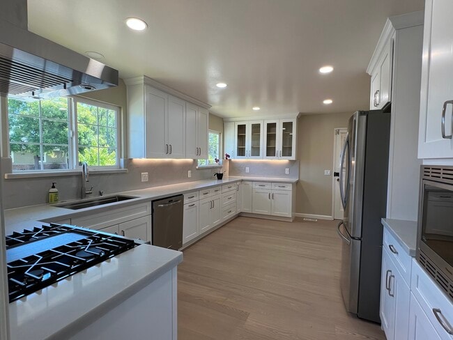 Photo - 1159 Runnymede Dr