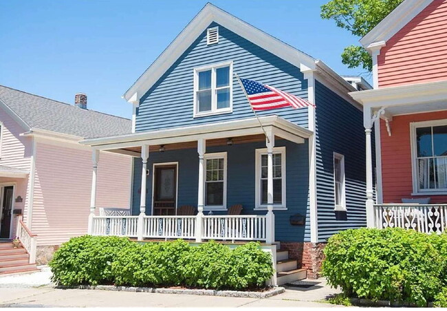 "Charming 2-Bed Retreat with Modern Touche... - "Charming 2-Bed Retreat with Modern Touche... Apartment