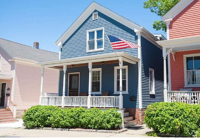Building Photo - "Charming 2-Bed Retreat with Modern Touche... Rental