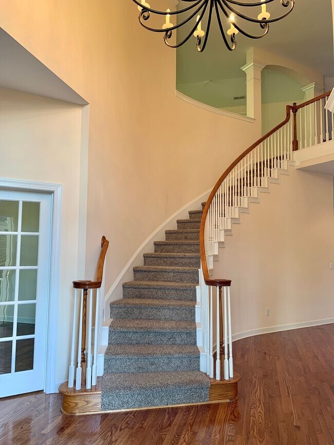 Photo - AMAZING Luxurious Residence, Near Educatio...